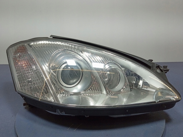MERCEDES A2218200861 Правая фара в наличии Черновцы