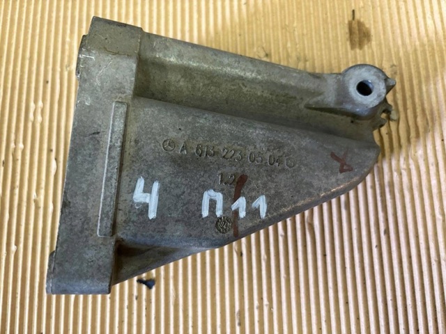 A6132230504 MERCEDES Кронштейн подушки (опоры) двигателя правой купить в Винница