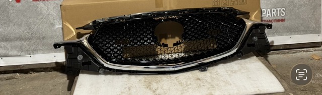 Молдинг решетки радиатора, правый KB8D50710J MARKET (OEM)