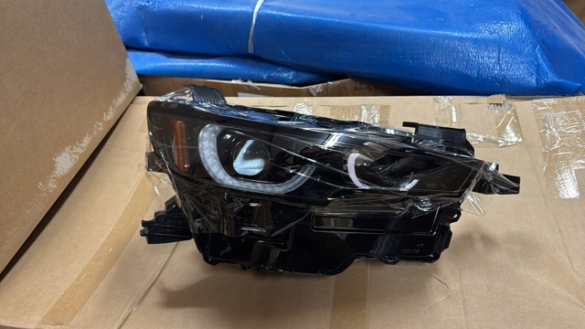 Вставка фары правой VA4151030C MAZDA