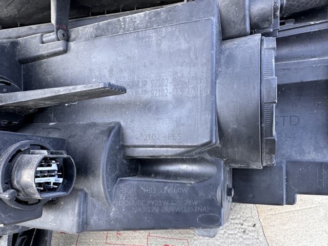 92102C1000 HYUNDAI Правая фара купить в Николаев
