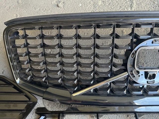 VOLVO 32133812 Решетка радиатора в наличии Харьков