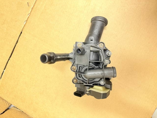 Корпус термостата 11537642854 BMW