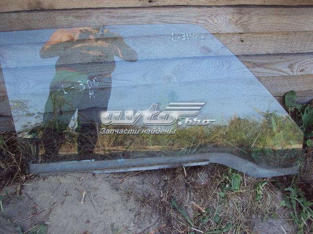 Стекло пассажирской двери MB421432 MITSUBISHI