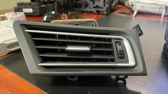 Решетка воздуховода правая 64229115858 BMW