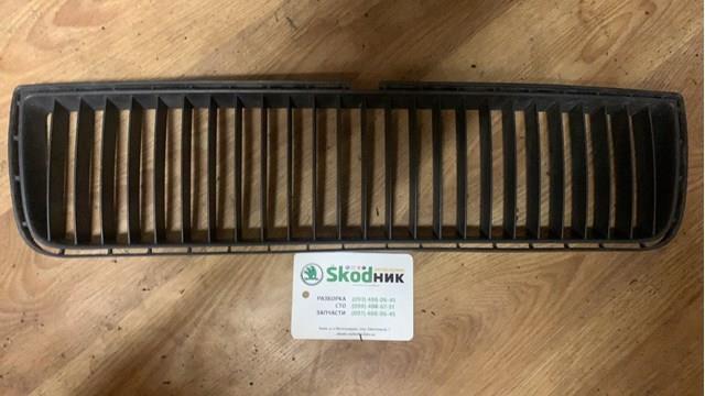 Решетка бампера переднего центральная Skoda Octavia 2 A5