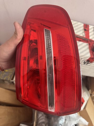 Задний правый внешний фонарь 8P4945096E VAG