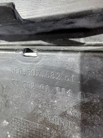 Заглушка ПТФ бампера переднего правая 5E0807682 VAG