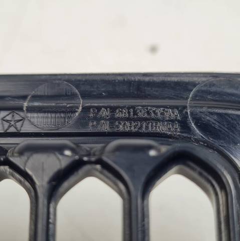 CHRYSLER 68138335AA Решетка радиатора в наличии Украина