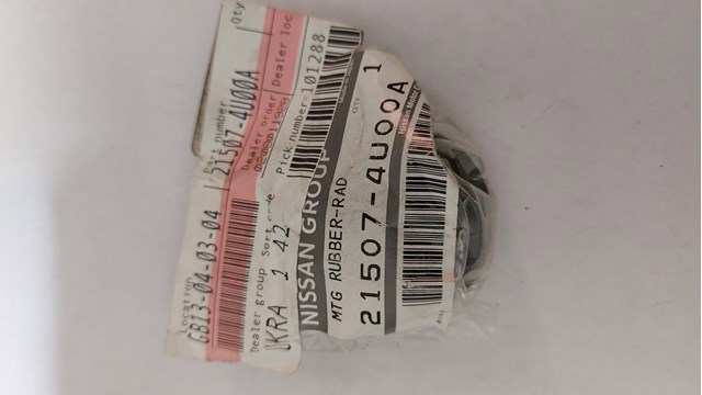 Подушка радиатора охлаждения, нижняя 215074U00A NISSAN