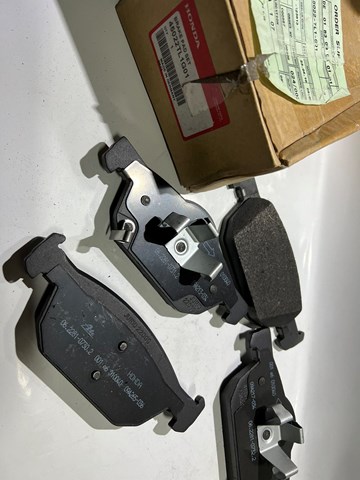 Honda оригинальные колодки тормозные  передние  дисковые комплект 45022TL1G01