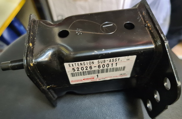 Кронштейн усилителя переднего бампера 5202660011 TOYOTA