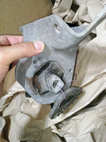 Левая подушка двигателя KKB000090 LAND ROVER