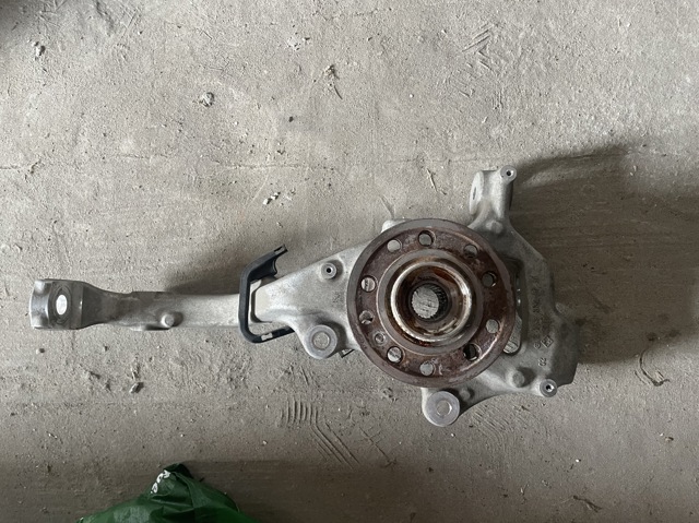 Кулак поворотный передний правый A2533320201 MERCEDES