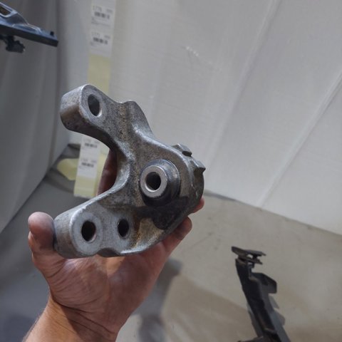 Кронштейн подушки (опоры) двигателя, задней 68172353AC CHRYSLER