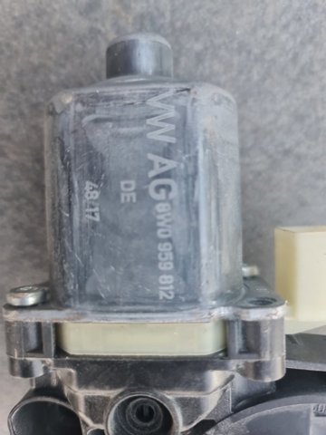 Моторчик стеклоподъемника двери задней, правой 8W0959812 VAG