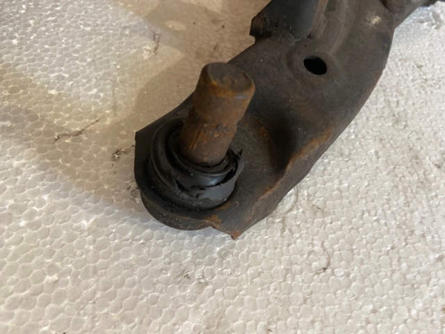 Рычаг передней подвески нижний, правый TD1134300B MAZDA