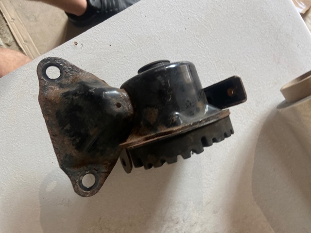 Левая опора двигателя TD1139070A MAZDA