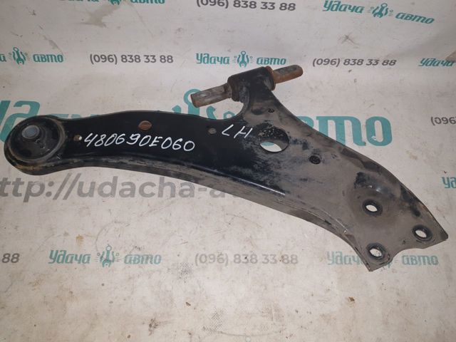 Рычаг передней подвески нижний левый 480690E060 TOYOTA