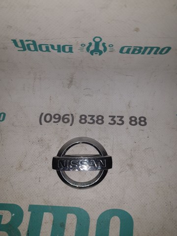 Фирменный значек на багажник 848908H700 NISSAN