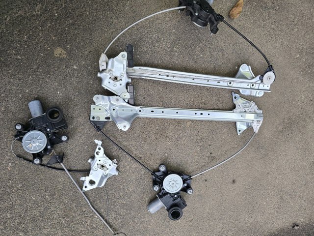 Мотор стеклоподъемника двери передней, правой 8571042140 TOYOTA