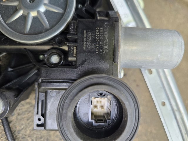 TOYOTA 8572042130 Стеклоподъемник передней левой двери в наличии Ужгород