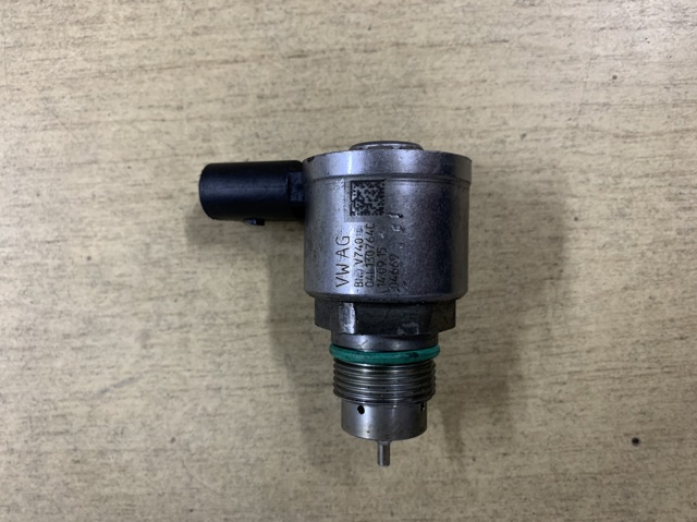 Регулятор давления в топливной рейке 04L130764C VAG