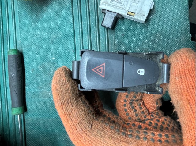 Кнопка включения аварийного сигнала 252905668R RENAULT