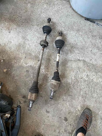 Полуось передняя, правая 391002807R RENAULT