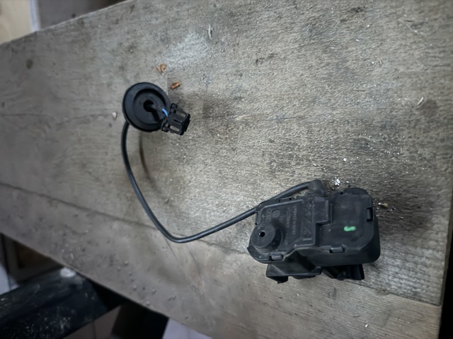 Замок открывания лючка бензобака 5C6810773 VAG