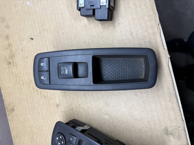 Кнопки переднего правого стеклоподъемника 68268251AC CHRYSLER