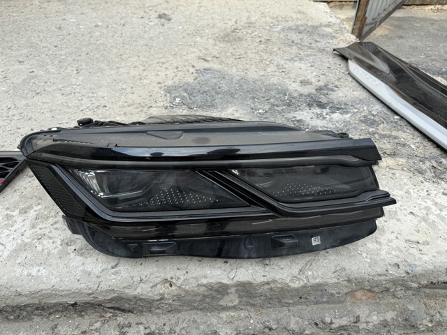 Правая блок фара Volkswagen Touareg III