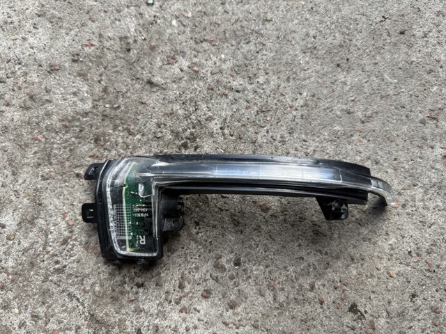 Указатель поворота зеркала правый 8K0949102 VAG