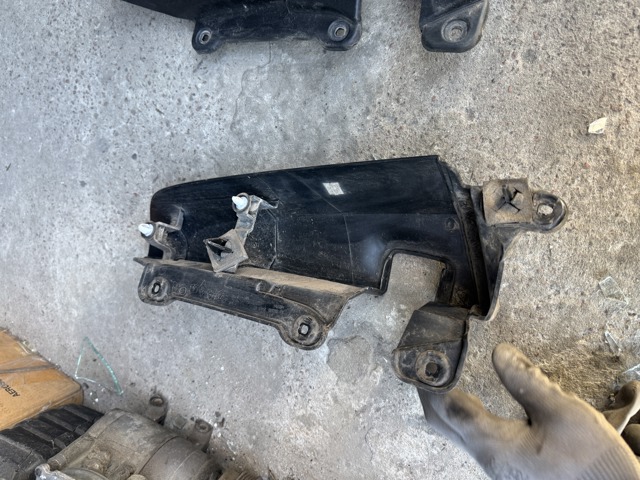 RENAULT 903902581R Накладка стойки кузова внешняя задняя левая в наличии Украина