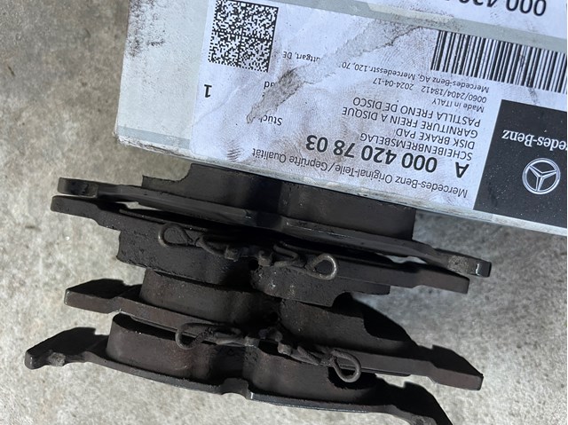 Колодки тормозные дисковые комплект A0004207803 MERCEDES