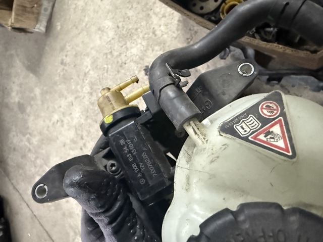 Клапан соленоид регулирования заслонки EGR A0081535428 MERCEDES
