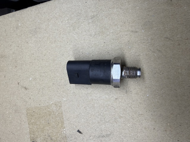 Датчик давления топлива A0281002239 MERCEDES