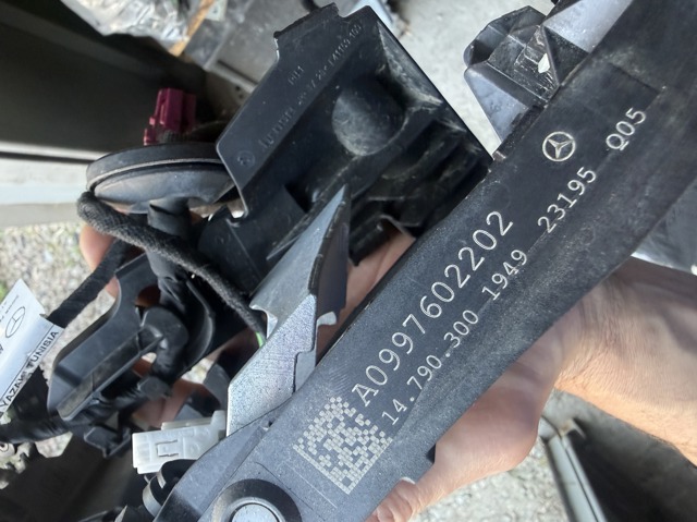 MERCEDES A0997602202 Держатель наружной ручки двери передней правой в наличии Ровно