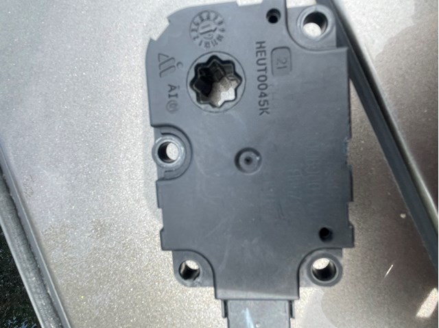 Мотор заслонки рециркуляции воздуха A0999067402 MERCEDES