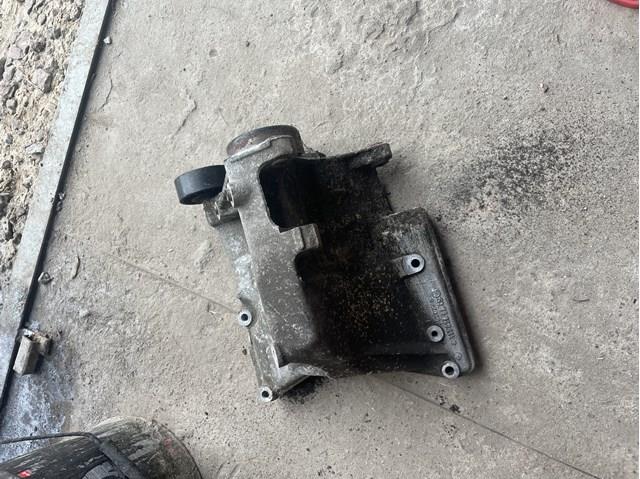 Кронштейн компрессора наддува двигателя A1110960645 MERCEDES