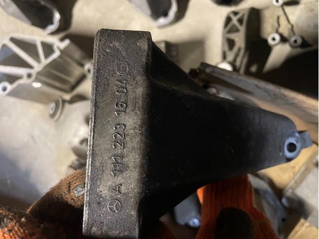 Кронштейн подушки (опоры) двигателя, левой A1112231604 MERCEDES