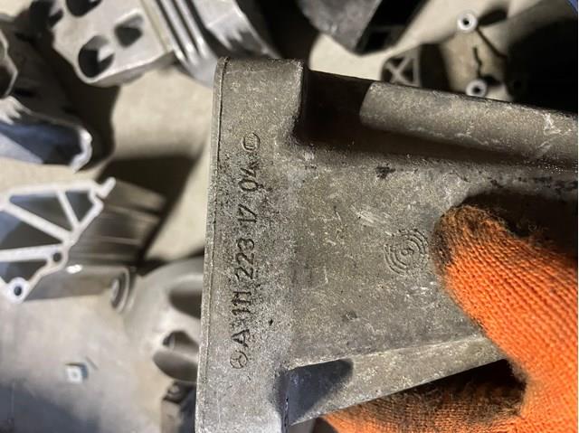 Кронштейн подушки (опоры) двигателя, правой A1112231704 MERCEDES