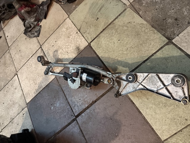 Трапеция стеклоочистителя A1648200240 MERCEDES