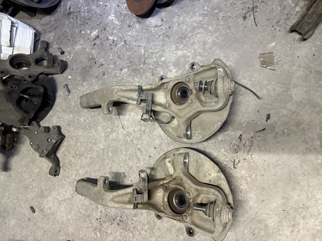Цапфа поворотного кулака A1663301020 MERCEDES