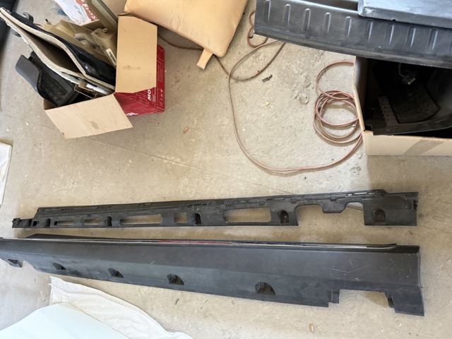Кронштейн наружной накладки порога левой A1666980127 MERCEDES