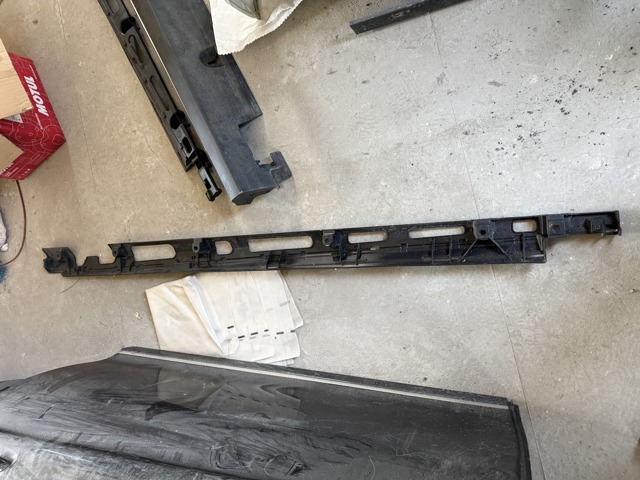 Кронштейн наружной накладки порога правой A1666980227 MERCEDES