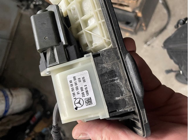 Ручка пятой двери, наружная A1667500993 MERCEDES
