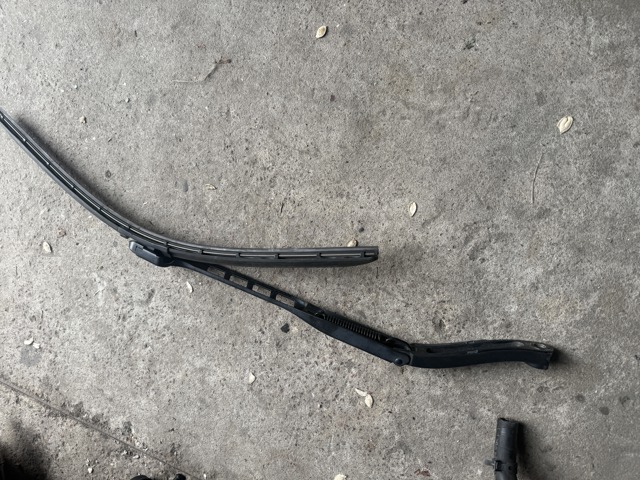 Рычаг-поводок стеклоочистителя лобового стекла A1668200744 MERCEDES