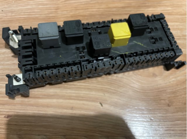 Блок реле и предохранителей A1669063901 MERCEDES