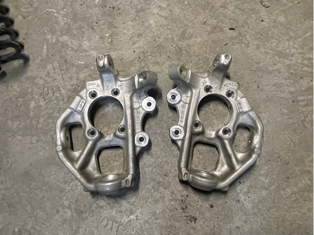 Цапфа поворотного кулака A1673572200 MERCEDES